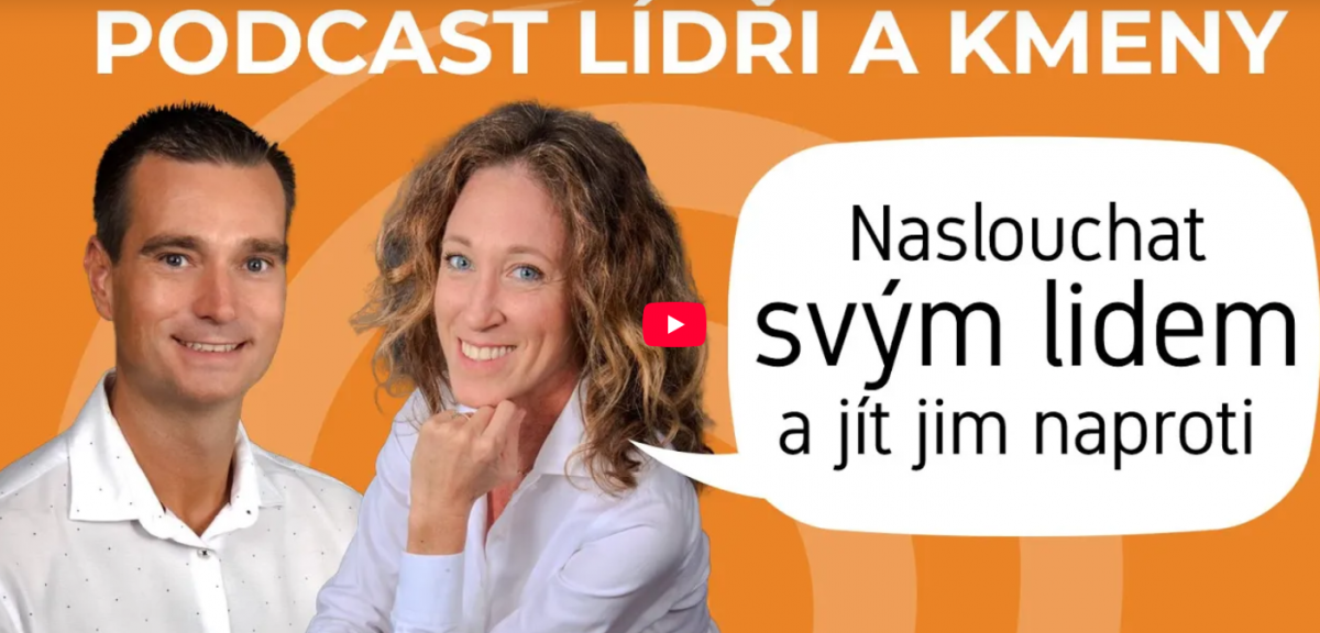 Muž a žena v bílých košilích na oranžovém pozadí s textem „Naslouchat svým lidem a jít jim naproti“ v bublině, podcast Lídři a kmeny.