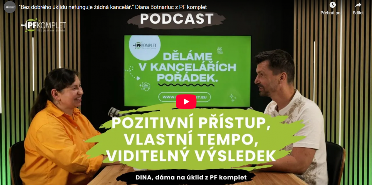 Žena a muž u stolu během natáčení podcastu o úklidu v kancelářích