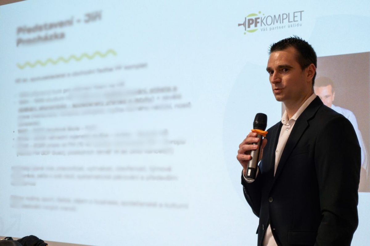 Jiří Procházka z PF komplet přednáší studentům s mikrofonem v ruce.